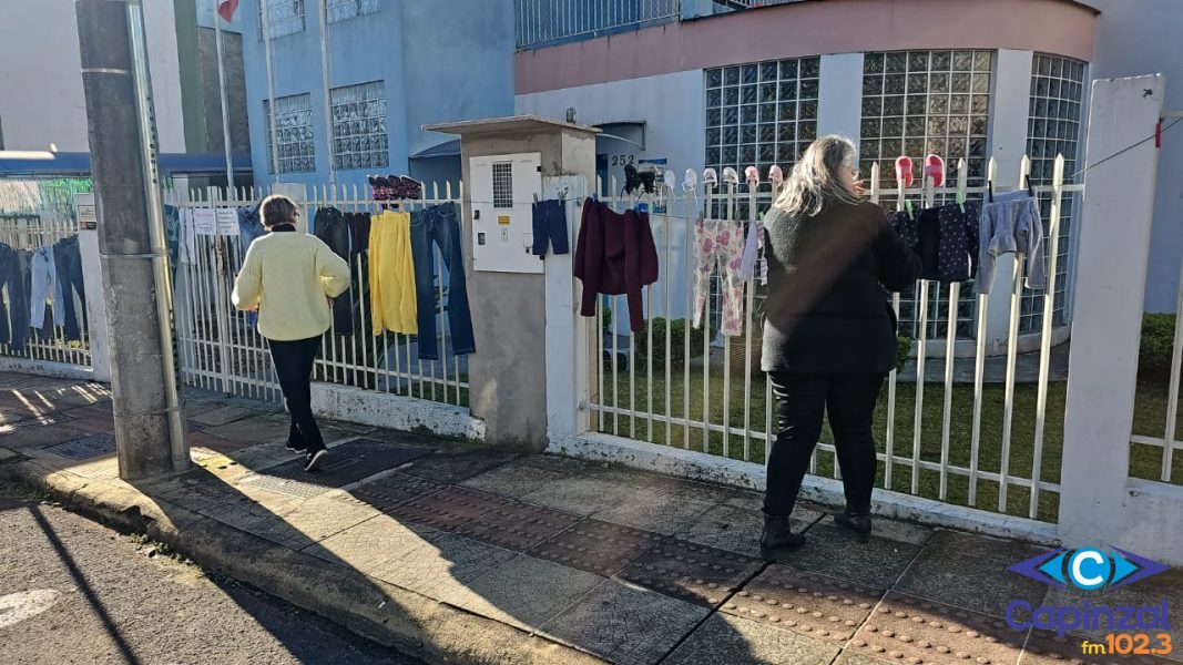 CMEI Pinguinho de Gente promove Varal Solidário para ajudar famílias durante o inverno em Capinzal