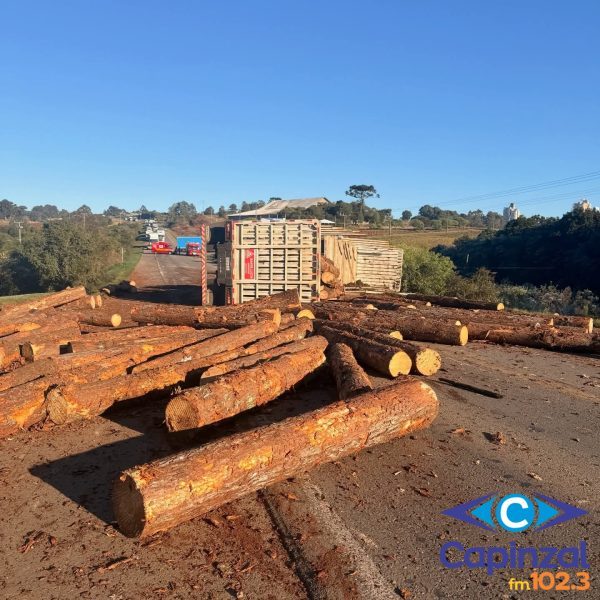 Caminhão carregado com madeira tomba após tentativa de desvio na BR-470 em Campos Novos