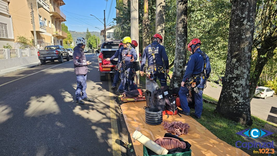 Curso de Salvamento em Altura mobiliza bombeiros e viaturas em Capinzal
