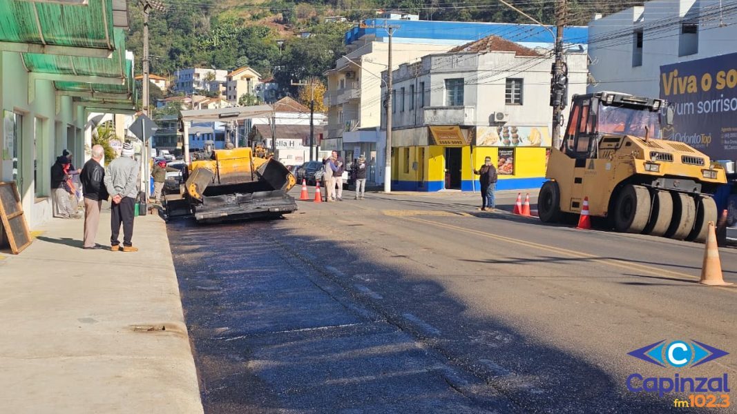 Recapeamento asfáltico na Rua Felipe Schmidt altera o trânsito em Ouro; obra deve ser concluída na sexta-feira