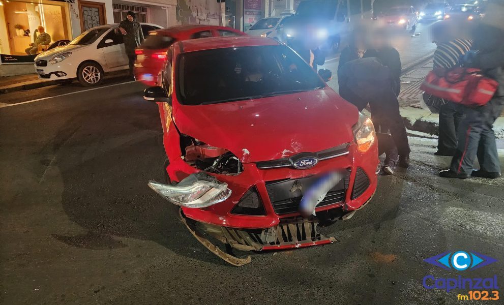 Homem fica ferido após colisão entre carro e moto no centro de Capinzal