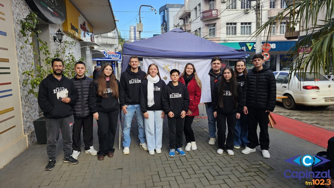 Grupo Teatral Elohim realiza mobilização no Calçadão de Capinzal para divulgar a III Noite Teatral