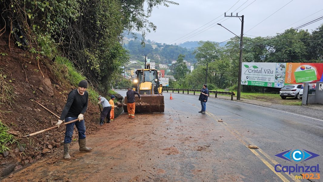 Deslizamento na Serra de Capinzal mobiliza equipes da prefeitura para desobstrução da via