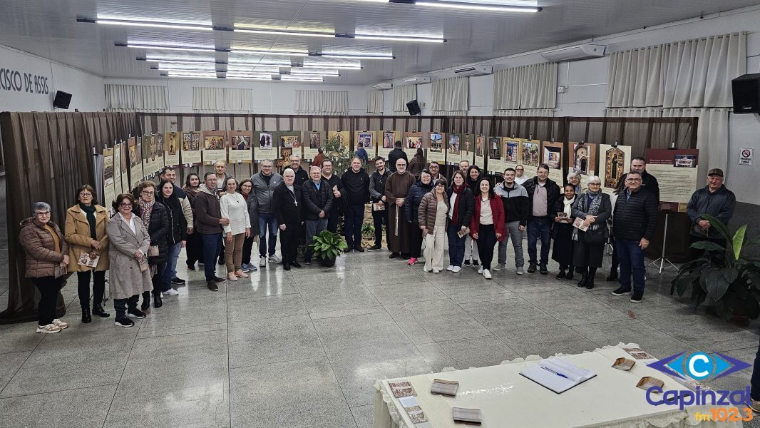 Exposição "São Francisco de Assis: Vida, Missão e Legado" é aberta em Capinzal e recebe visitantes até o dia 19 de julho