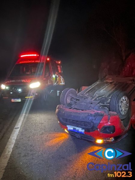 Jovem fica ferido após capotamento na BR-282, em Erval Velho