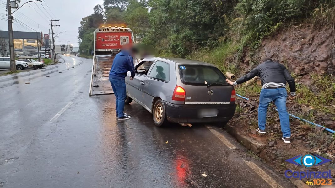 Veículo sai da pista e cai na sarjeta na Serra de Capinzal