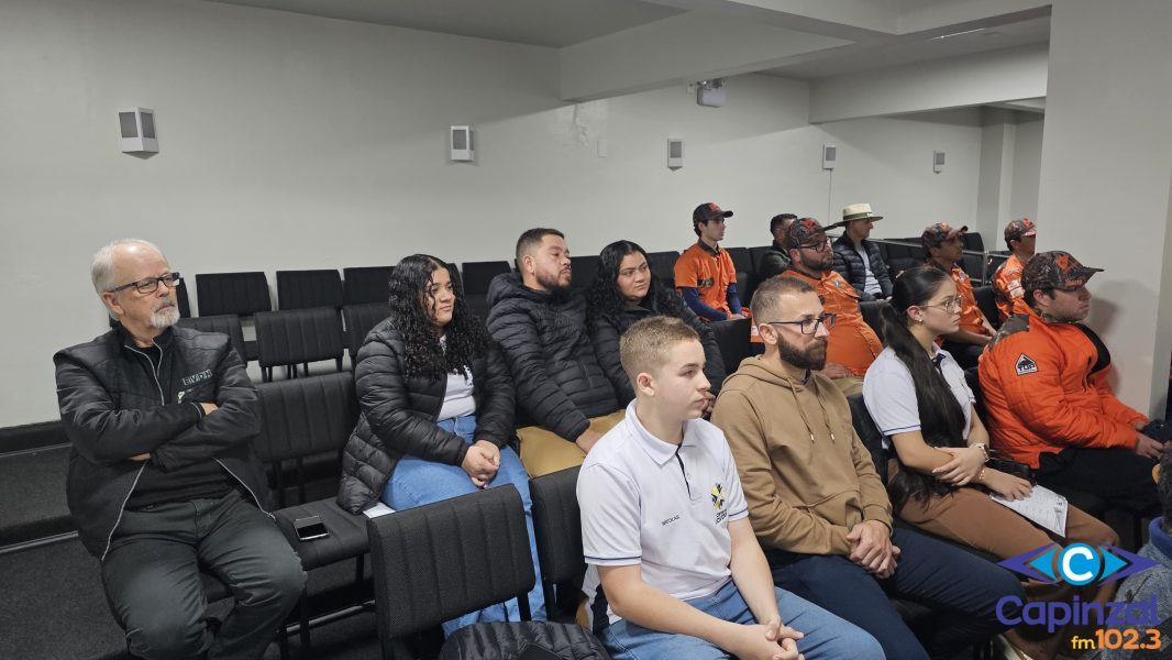 Vereadores Jovens acompanham sessão da Câmara de Capinzal para conhecer rotina do Legislativo e desenvolver habilidades de oratória
