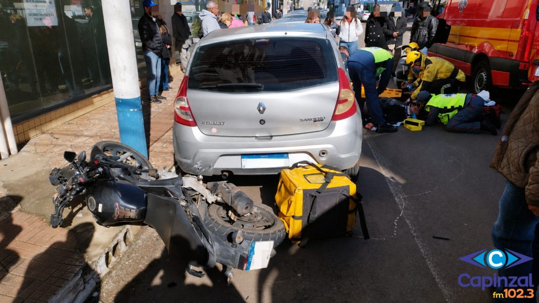 Motociclista fica gravemente ferido em colisão com carro no Centro de Campos Novos