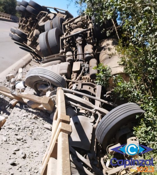 Motorista fica parcialmente soterrado após capotamento de carreta na BR-470 em Campos Novos
