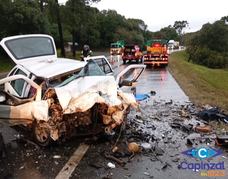 Mulher morre em colisão frontal entre dois veículos na BR-116