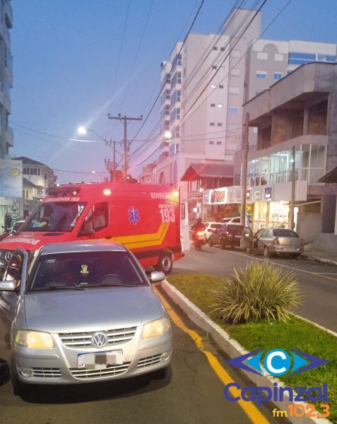 Motociclista fica ferido após colisão na traseira de carro no Centro de Piratuba