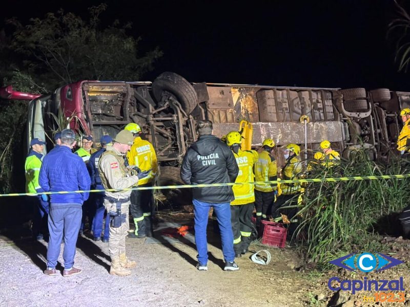 Ônibus sai da pista, cai em ribanceira e deixa três mortos em SC
