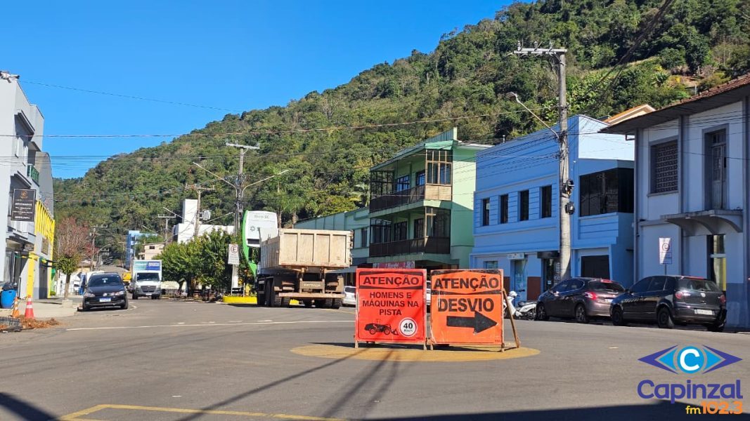 Trânsito é totalmente bloqueado durante o dia no acesso à Linha Dambros para obras de asfaltamento