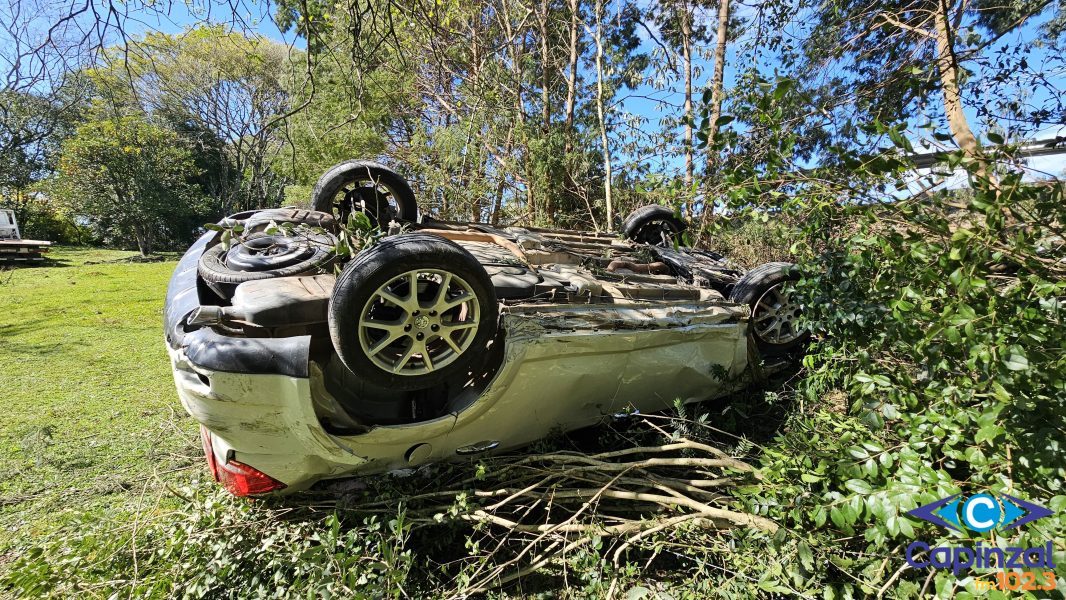 Família de Curitiba sai ilesa após capotamento na SC-150, em Capinzal