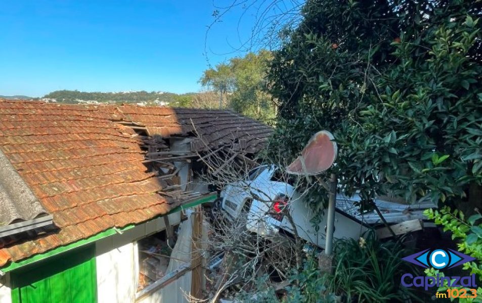 Caminhonete cai sobre telhado de residência após motorista sofrer mal súbito em Joaçaba