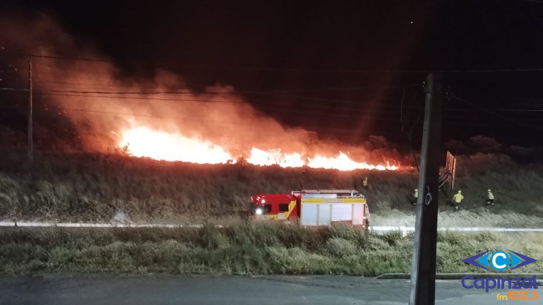 Incêndio em vegetação mobiliza Bombeiros nas margens da SC-467 em Capinzal