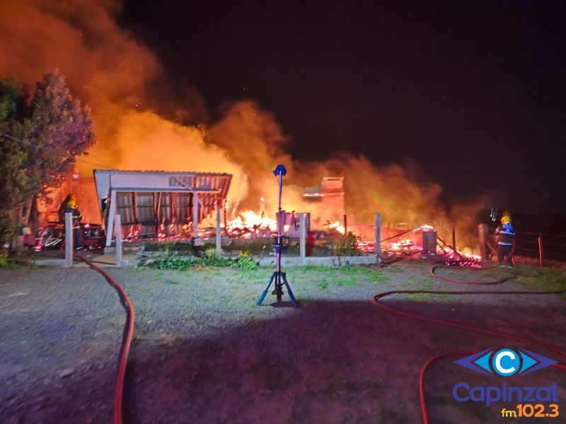 Incêndio destrói residência no interior de Vargem Bonita