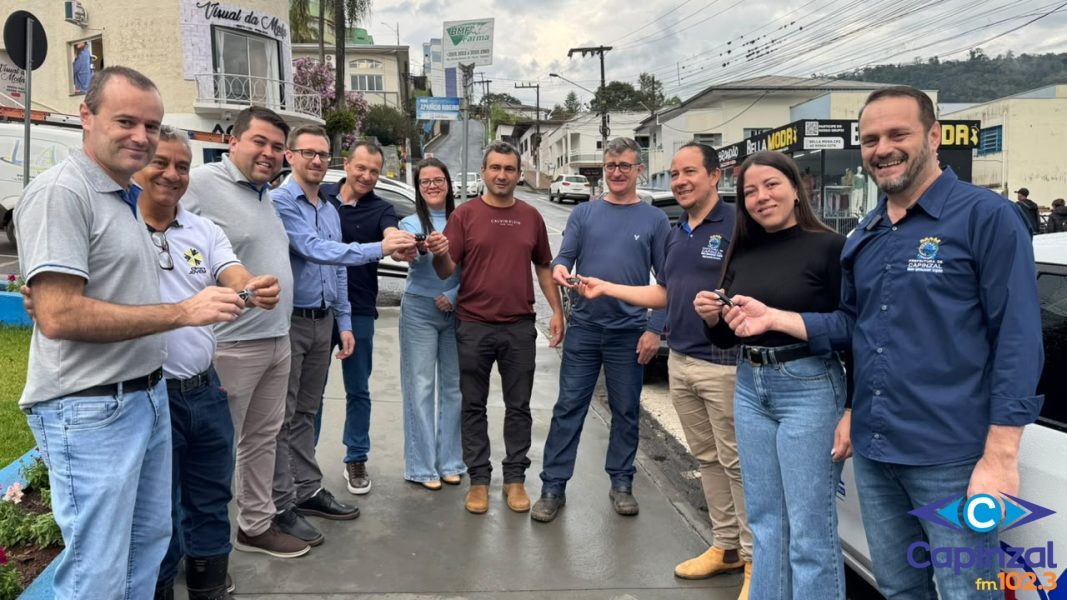 Capinzal entrega quatro novos veículos para reforçar frota das Secretarias de Saúde e Infraestrutura