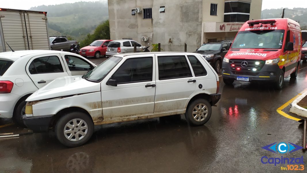 Mulher de 25 anos fica ferida após colisão entre carros em Piratuba
