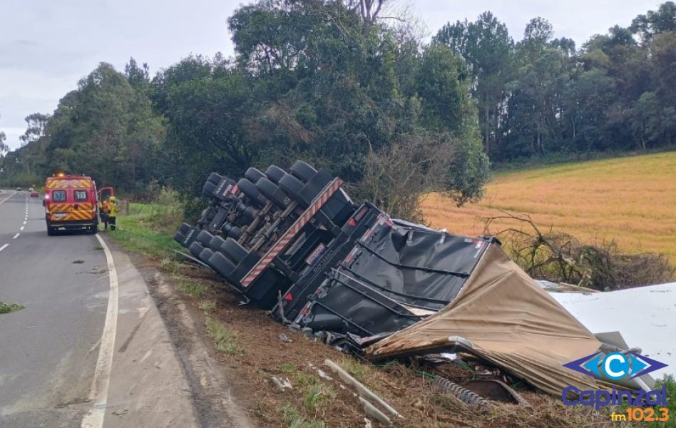 Motorista fica ferido após carreta carregada com MDF tombar na SC-350