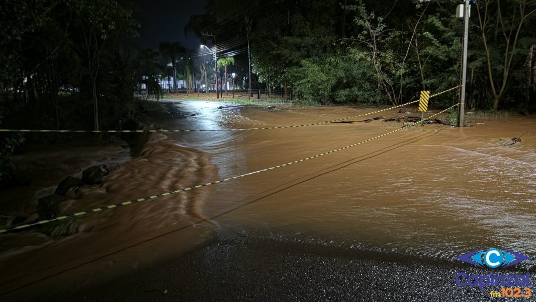 Riacho transborda e interdita ligação entre Zortéa e o bairro Vista Alegre, em Capinzal