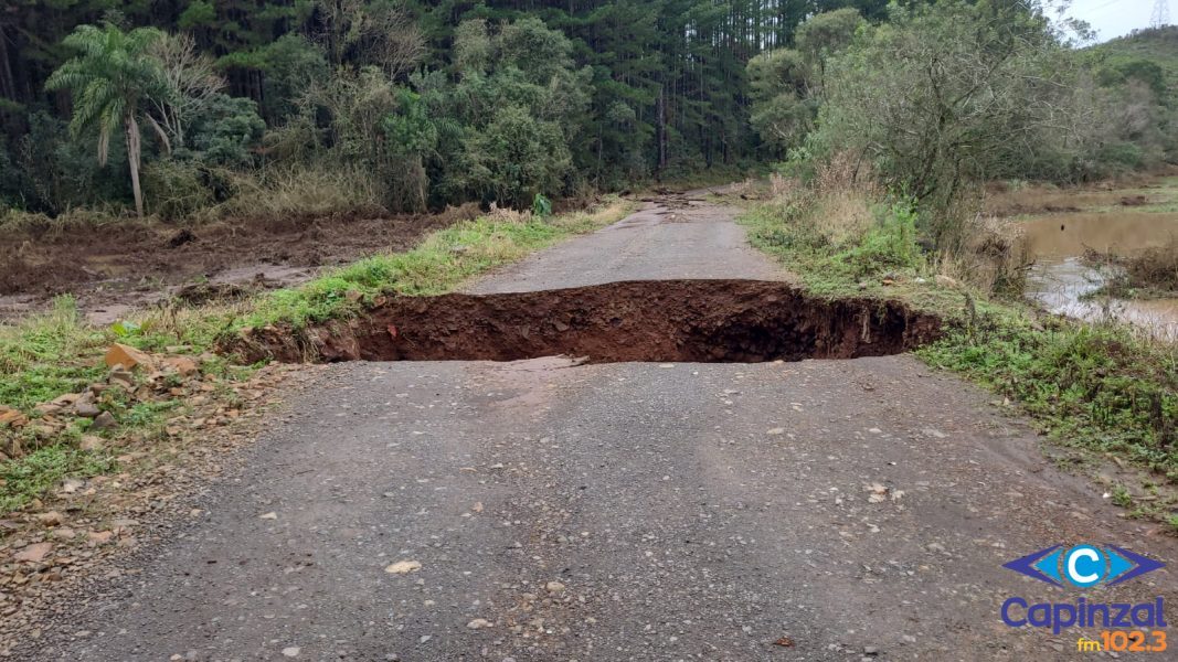 Passagem em Barro Preto é interditada após tubulação ceder com as fortes chuvas