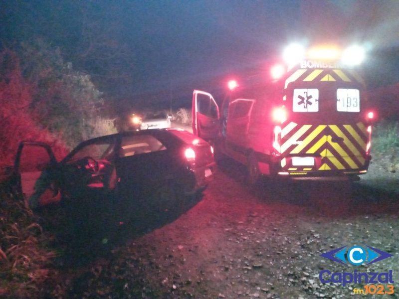 Motorista de 73 anos fica ferido após sair da pista e colidir contra barranco em Ipira