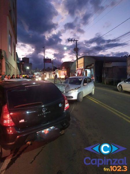 Colisão frontal entre dois carros atinge veículo estacionado e deixa um ferido no Centro de Joaçaba