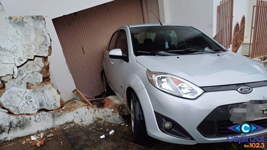 Motorista perde controle durante subida de rua íngreme e bate contra  muro de residência em Capinzal