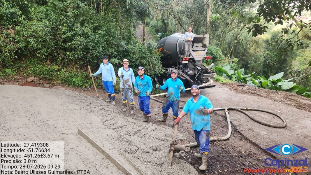 Equipe da Secretaria da Cidade realiza melhoria em via no Bairro Ulisses Guimarães em Piratuba