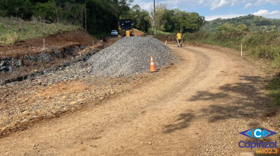 Avançam as obras para pavimentação entre a Vila São José e Linha Dambros