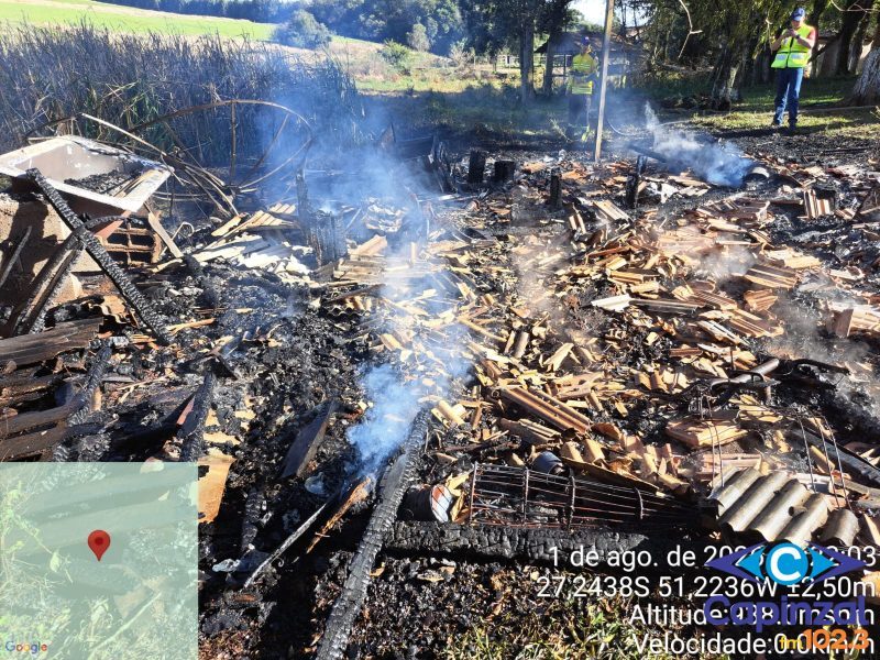 Incêndio destrói residência no interior de Campos Novos