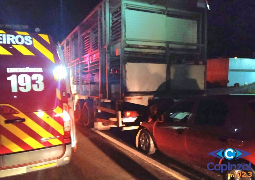 Jovem fica ferido após carro colidir na traseira de caminhão na BR-282, em Catanduvas