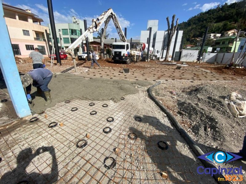 Obras de revitalização da Praça Pio XII e construção da rua coberta estão em andamento em Ouro