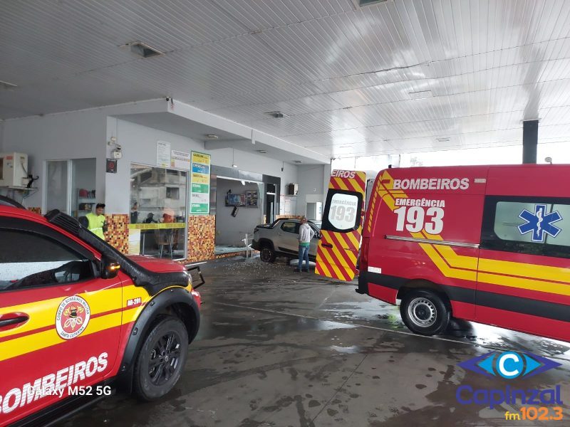 Mulher é socorrida pelos Bombeiros após carro invadir estabelecimento comercial em Herval d'Oeste