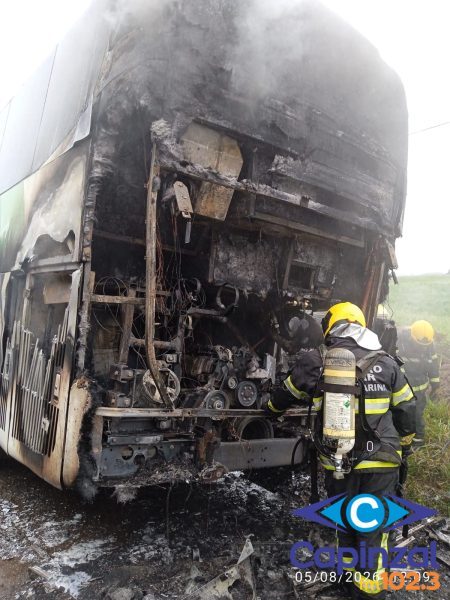 Ônibus pega fogo na SC-355 em Jaborá; sete passageiros saem ilesos