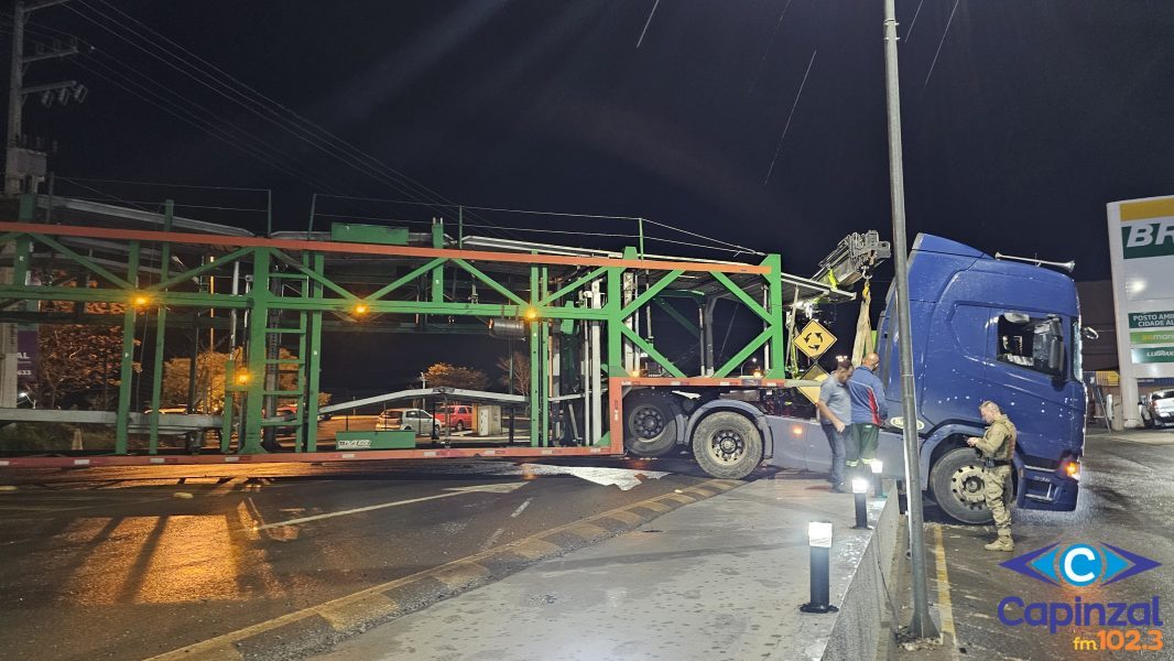 Carreta cegonha fica "encavalada" em mureta durante manobra em Capinzal