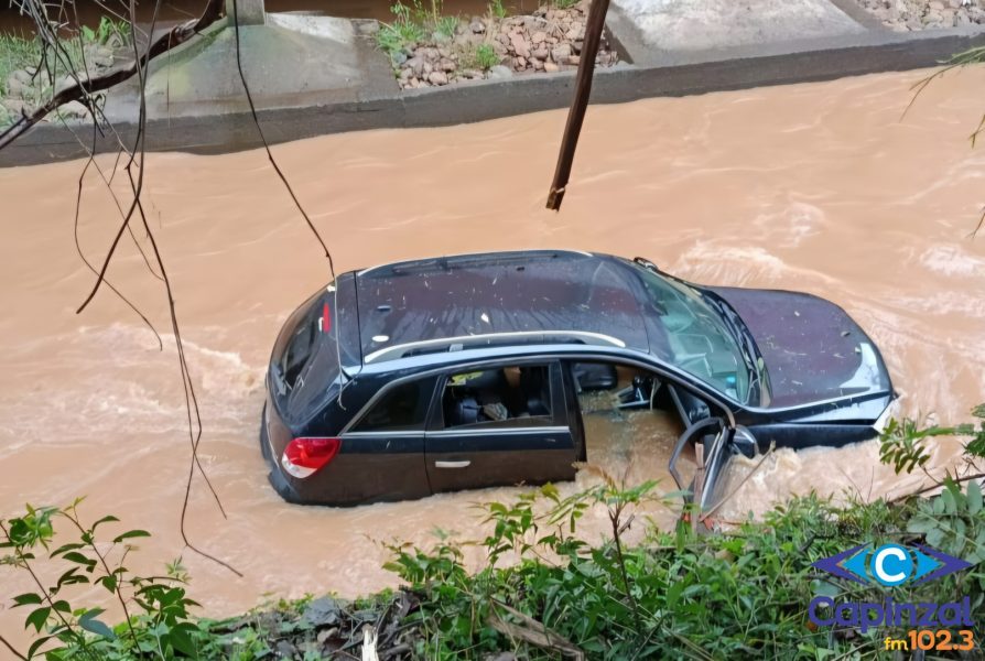Mulher é resgatada após carro cair no Rio do Tigre em Joaçaba