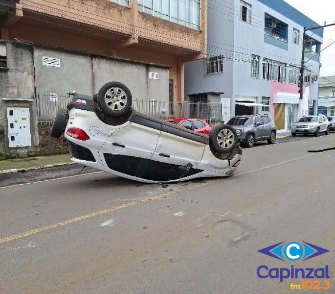 Veículo capota após colisão em Campos Novos