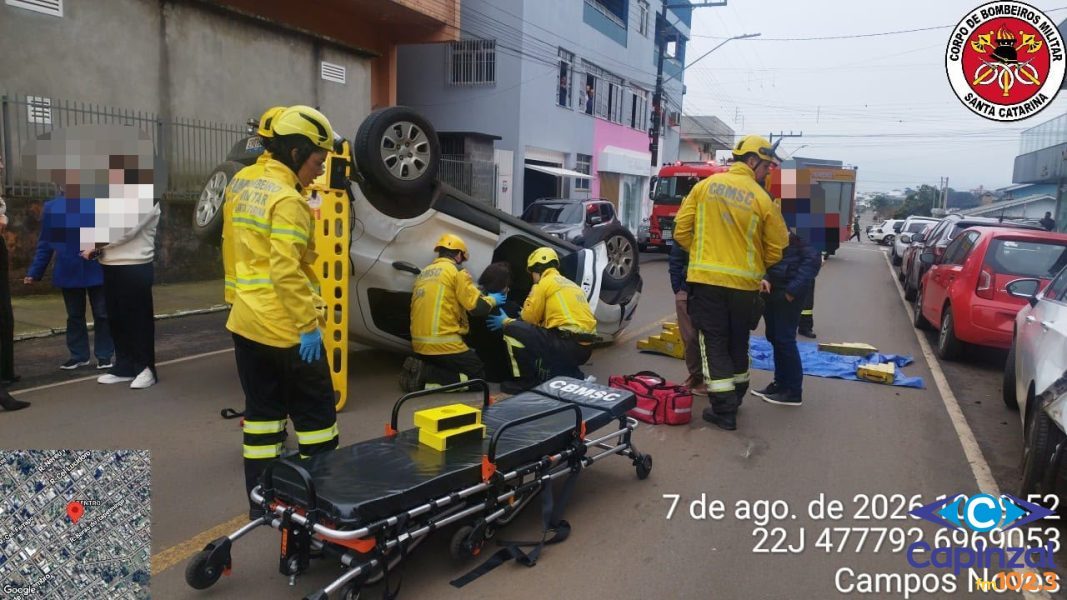 EcoSport capota após colidir contra três veículos estacionados em Campos Novos