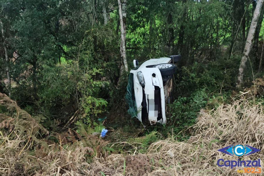 Motorista fica ferido após carro sair da pista e bater contra árvore na SC-355