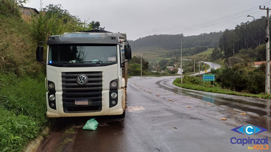 Caminhão com problemas mecânicos exige atenção dos motoristas no Contorno Viário de Capinzal