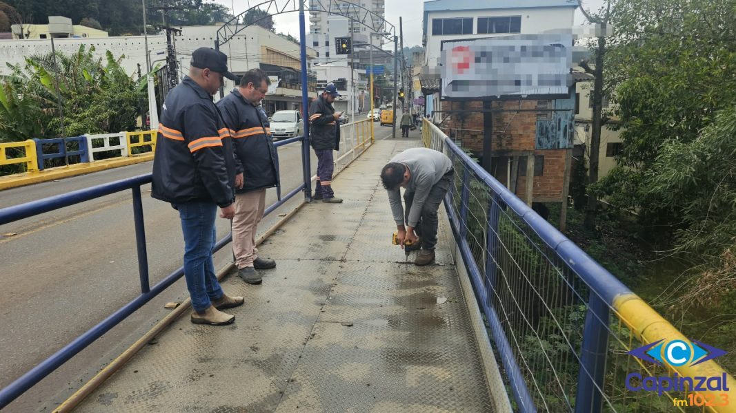 Prefeitura de Capinzal realiza manutenção na passarela da Ponte Irineu Bornhausen
