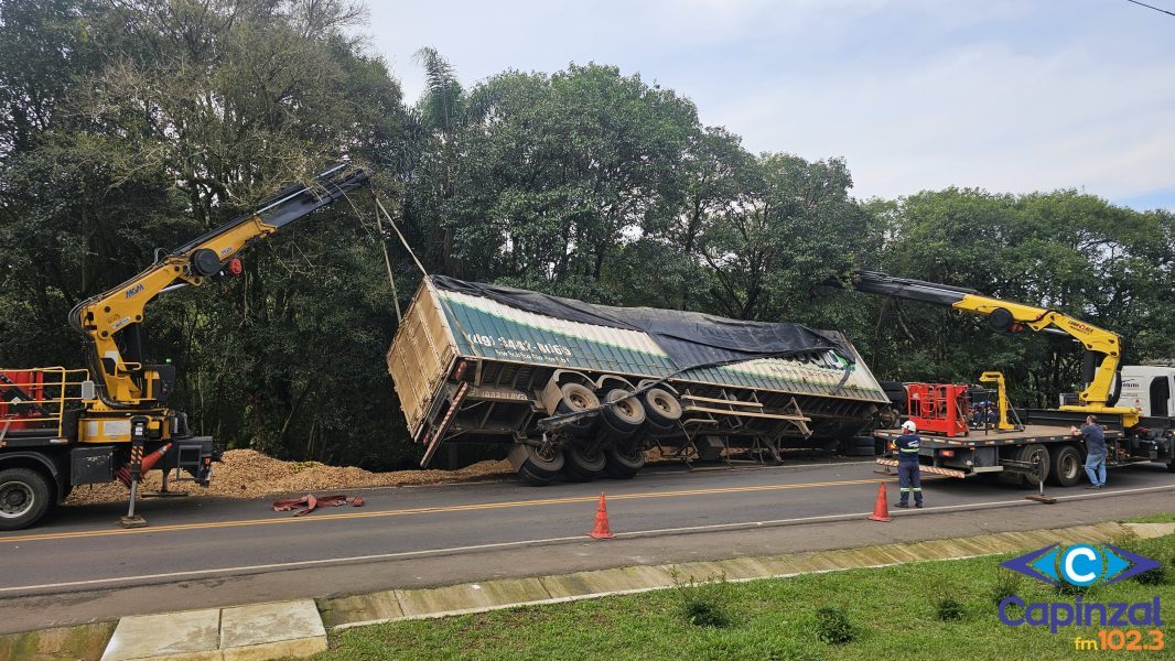Operação mobiliza equipes para remoção de carreta que tombou na SC-150 em Capinzal
