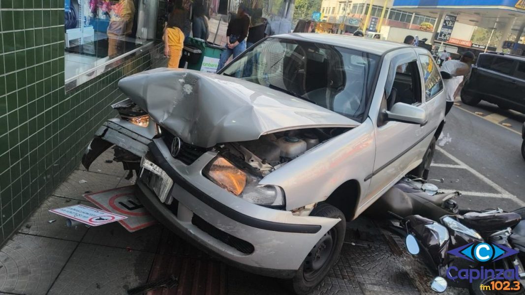 Motorista sofre mal súbito, bate em carro e atinge três motonetas em Joaçaba