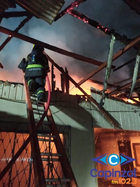 Incêndio atinge edificação com três residências em Joaçaba