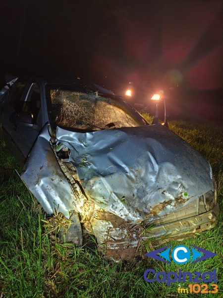 Adolescente fica ferido em capotamento na madrugada, no Oeste de SC