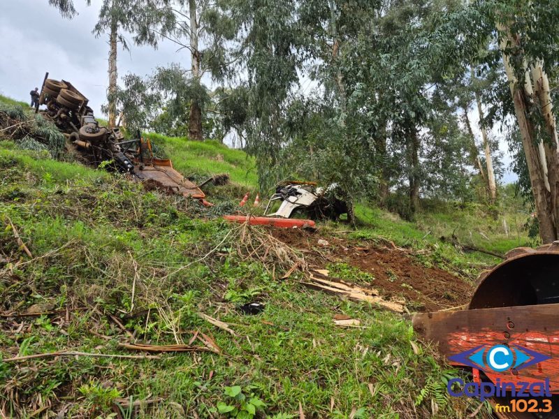Motorista é ejetado de caminhão após saída de pista e tombamento na SC-154