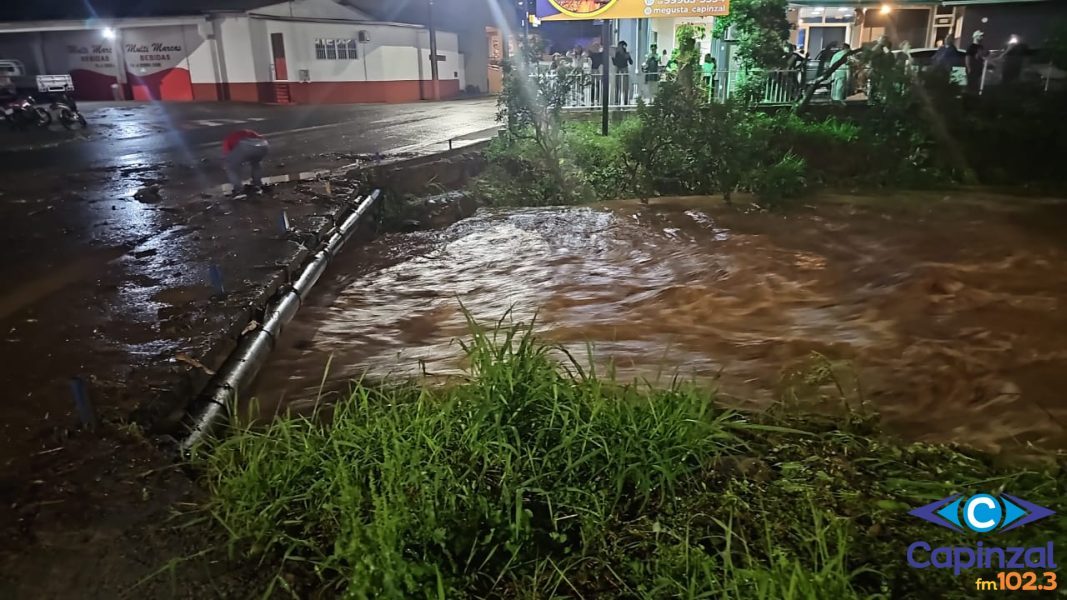 Temporal provoca estragos e alagamentos em Capinzal no sábado