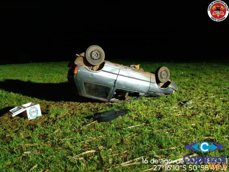 Veículo capota durante fuga e deixa três pessoas feridas em Campos Novos